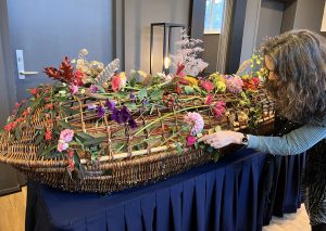 bloemendeksel voor schaal van wilgentenen