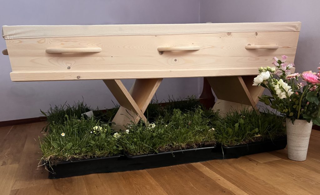 opbaren overledene met graszoden opbaring