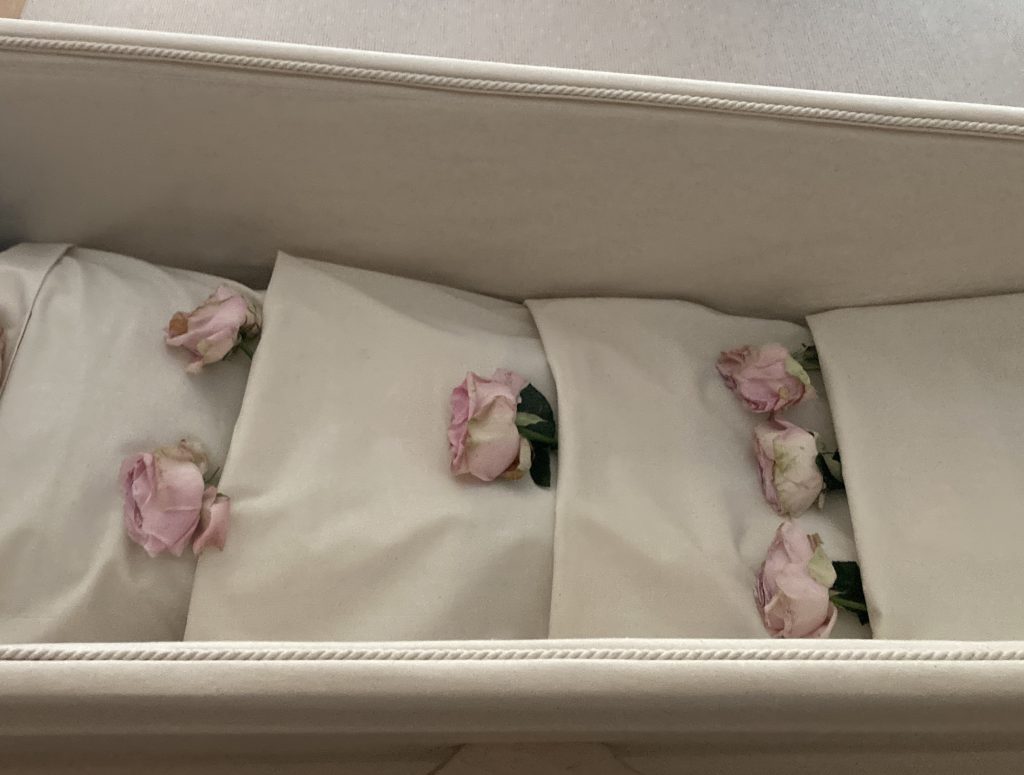 bloemen bij de overledene